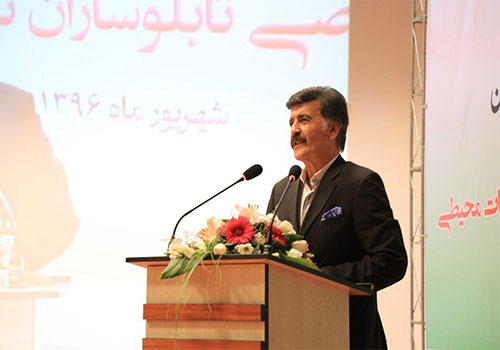 مجری با سابقه صدا و سیمای ایران در حال برگزاری مراسم برترین های تابلو سازی